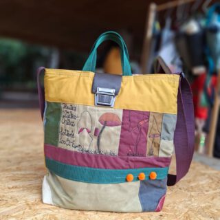 Montags-Tasche!
Heute die Glückspilz-Lotterie.
Seid ihr fleißige Pilzesammler:innen oder auch eher vorsichtig?
Ich hab früher mit meiner Oma jeden Herbst Pilze gesammelt. 
Abends gab es dann lecker Pilzomlett für die Familie.
Aber heute, ohne Oma, traue ich mich nicht mehr.
Zu groß ist meine Angst einen falschen Pilz zu erwischen und dann fies danieder zu liegen. 
Da denke ich mir lieber Glückspilz Taschen aus.

#frischgenähtes #taschenunikate #taschedestages #glückspilz #humorhilft #detailssindtoll #herbstliebe 
#stickzeichnung #pilzesammeln