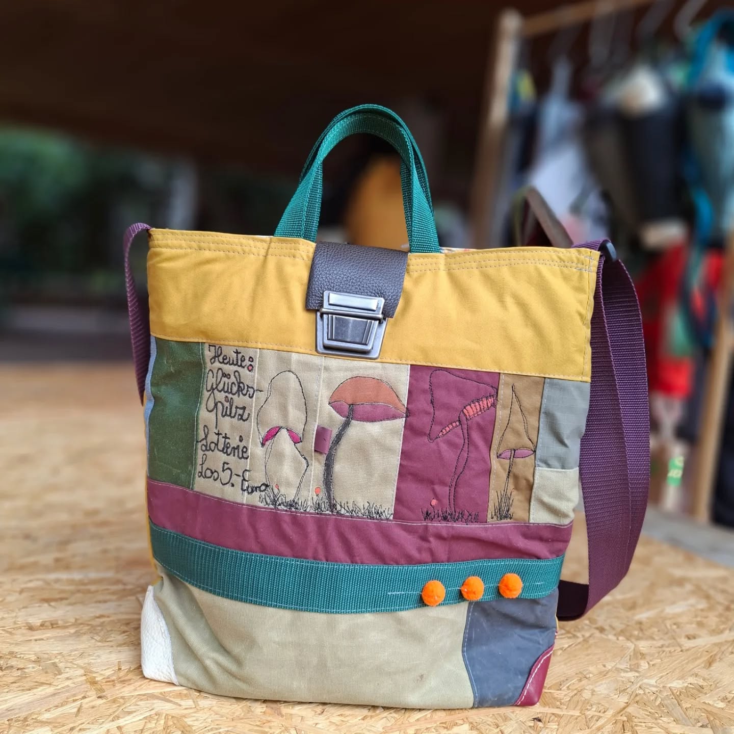 Montags-Tasche!
Heute die Glückspilz-Lotterie.
Seid ihr fleißige Pilzesammler:innen oder auch eher vorsichtig?
Ich hab früher mit meiner Oma jeden Herbst Pilze gesammelt. 
Abends gab es dann lecker Pilzomlett für die Familie.
Aber heute, ohne Oma, traue ich mich nicht mehr.
Zu groß ist meine Angst einen falschen Pilz zu erwischen und dann fies danieder zu liegen. 
Da denke ich mir lieber Glückspilz Taschen aus.

#frischgenähtes #taschenunikate #taschedestages #glückspilz #humorhilft #detailssindtoll #herbstliebe 
#stickzeichnung #pilzesammeln