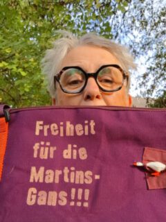 Jaaaaaaa! Taschen-Mittwoch!
Wo doch bald schon November ist:
 FREIHEIT FÜR DIE MARTINSGANS!
Heute gibt es viel zu sehen. 
Ein Statement jagt das Nächste 😂🤣😂
Viel Spaß beim anschauen und wenn Fragen auftauchen meldet euch einfach.
Beste Grüße aus der Werkstatt 😘

#frischgenähtes #upcycling #unikate #upcyclingtaschen #Taschen-Mittwoch #humorhilft #martinsgans #stickzeichnung #linoldruckaufstoff 
#detailssindtoll #strickliesel #demokratie #herbstliebe🍂🍁🍄