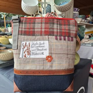 Juppheidi zum Feiertags Wochenende vllt mal wieder nach Hiddensee. 
Weil sie  so schön war, gibt es die Hiddensee Tasche nochmal in anderer Form 🧡
Ich wünsche euch ein paar entspannte Tage und denkt an den Farbfilm!

#frischgenähtes #upcycling #unikate #taschenunikate #stickzeichnung #bagoftheday #hiddensee #sanddorn #ninahagen