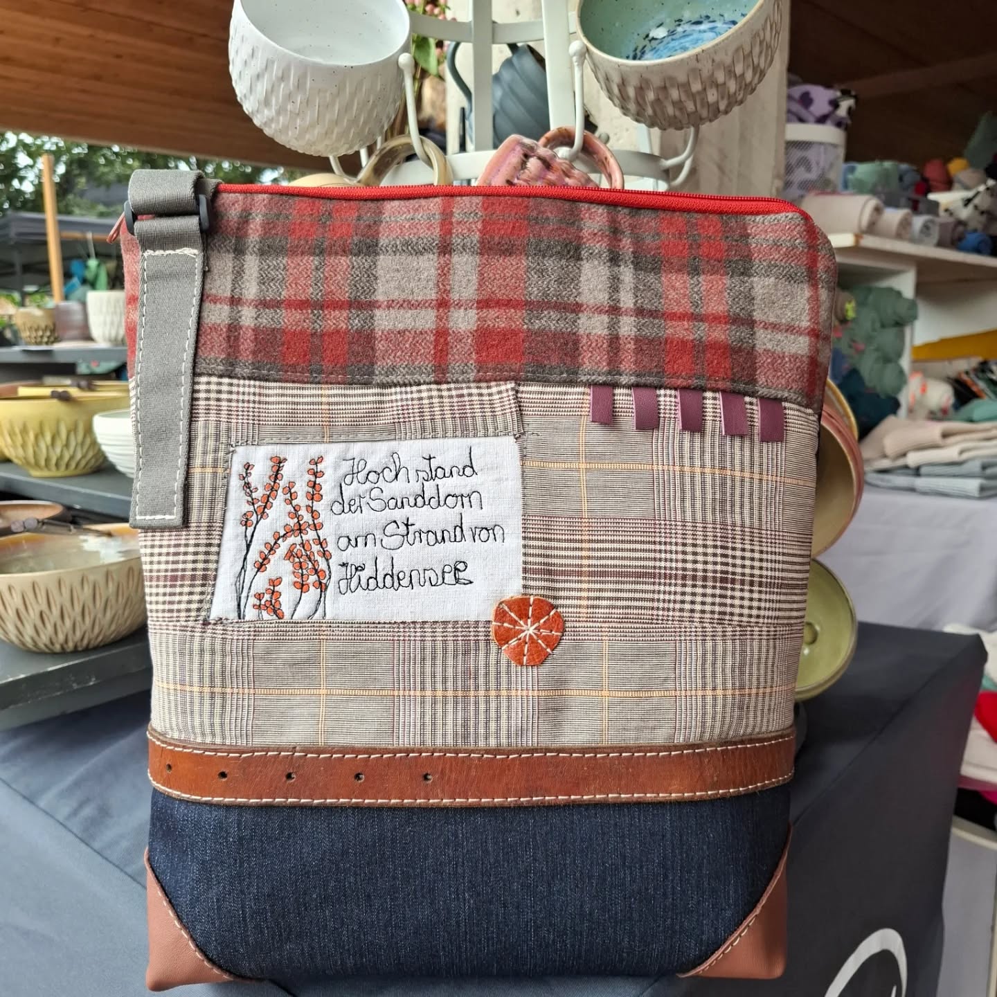 Juppheidi zum Feiertags Wochenende vllt mal wieder nach Hiddensee. 
Weil sie  so schön war, gibt es die Hiddensee Tasche nochmal in anderer Form 🧡
Ich wünsche euch ein paar entspannte Tage und denkt an den Farbfilm!

#frischgenähtes #upcycling #unikate #taschenunikate #stickzeichnung #bagoftheday #hiddensee #sanddorn #ninahagen