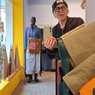 Farbenfroh in den Taschen-Mittwoch 
Die haben mir im Entwurf und in der Fertigung richtig Spaß gemacht 🩷
Außen sind sie aus wasserabweisendem Oilskin und innen aus Steppdecken, Steppjacke, Mantel oder Polsterstoffen Upcycling. 
Veredelt mit meinen Linolschnitt Drucken und Statement. 

Bin schon aufgeregt wie sie bei euch ankommen.

Ein fettes Dankeschön geht raus an 
Katrin Stallmann von @tragbar. 
Danke, dass ich bei dir zu Gast sein durfte 😍

#frischgenähtes #taschenunikate #taschen #bagofinstagram #Taschen-Mittwoch #taschedestages #humorhilft #detailssindtoll #liebeundeinwenigbier #küstenkind #labskaus #piratenbraut #collagenart #hannoverliebe