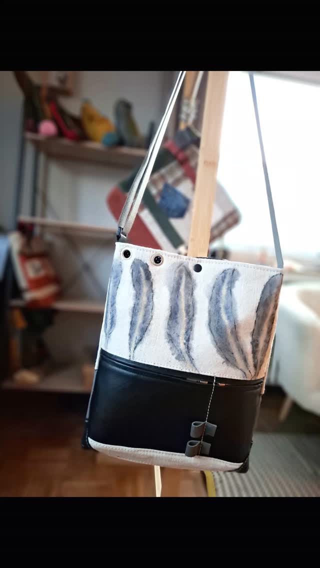 Da ist die erste und zweite Tasche 2026.
Habe mit Farben gespielt und was Neues ausprobiert.
Bin gespannt was ihr sagt. 
Beste Grüße aus der Werkstatt!
#frischgenähtes
#upcycling #taschenunikate #detailssindtoll #bagoftheday
