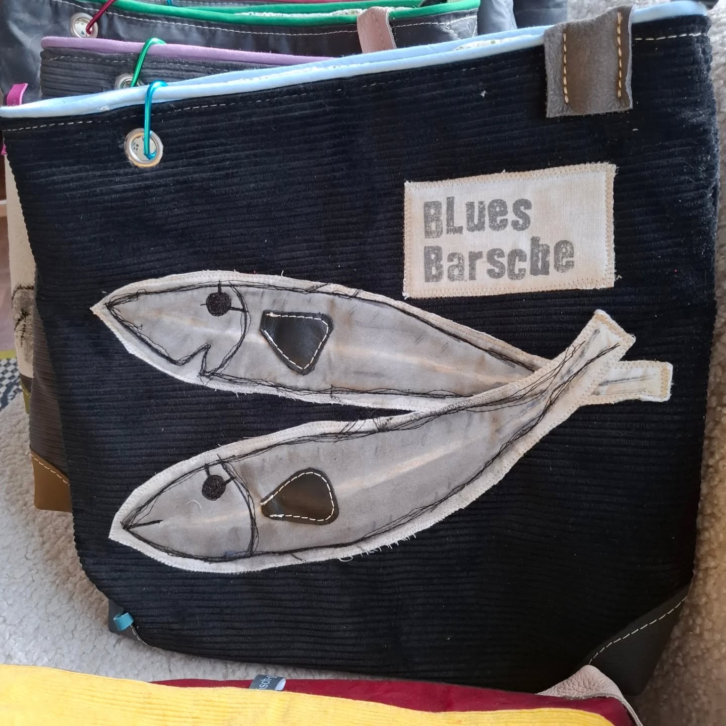 Einen frischen Gruß aus der Werkstatt!
Ich arbeite mit Hochdruck am nächsten Taschen-Mittwoch! 
Anfang Februar geht es wieder los!
Die Blues Barsche sind appliziert auf einem Cordstoff aus dem Zunft Kleidung hergestellt wird.
Zimmermannshosen sozusagen. Mega stabil!
Ich freue mich schon so euch bald meine neuen Entwürfe zu zeigen ❤️
#frischgenähtes #upcycling #unikate #humorhilft #detailssindtoll