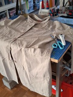 Aus Mantel wird Tasche...

Martina hat sich gewünscht, dass ihr Mantel komplett verarbeitet wird.
 Ausserdem sollte eine Ranzenschnalle, ihr Hund, ein Spruch und diverse Kleinigkeiten eingearbeitet werden.
Was soll ich sagen, 🥳 Martina ist super zufrieden, ihr Hund ist entspannt begeistert, alles prima gelaufen.
Die Tasche wird sie in Zunkunft in der Schweiz begleiten.
Das freut mich doppelt, da es bisher noch kein
 "frisch genähtes " in der Schweiz gibt. ❤️
#frischgenähtes #upcycling #unikate #detailssindtoll #bagoftheweek