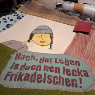 Kleiner Gruß zum Taschen-Mittwoch 😁✌️
Wie ihr seht, ich bin dabei Neues zu entwerfen.
Nächste Woche gibt es wieder einen richtigen Taschen-Mittwoch mit allem Pipapo.
Bis dahin freut euch am Leben und nehmt es mit #humorhilft 
An dieser Stelle geht ein besonderer Gruß an den Niederrhein und an alle Horst Schlämmer Fans!
#frischgenähtes #Upcyclingunikate #textilkunst #detailssindtoll