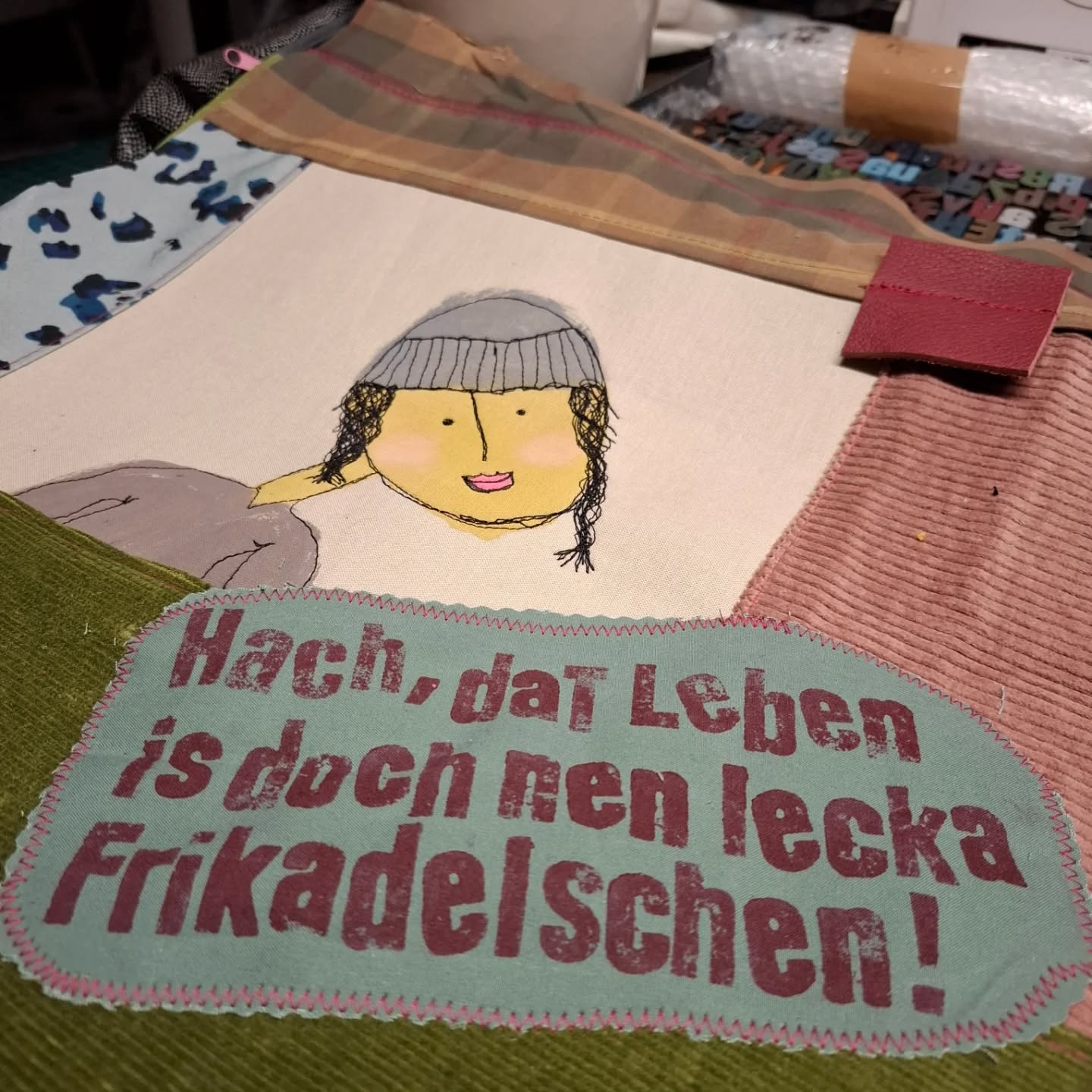 Kleiner Gruß zum Taschen-Mittwoch 😁✌️
Wie ihr seht, ich bin dabei Neues zu entwerfen.
Nächste Woche gibt es wieder einen richtigen Taschen-Mittwoch mit allem Pipapo.
Bis dahin freut euch am Leben und nehmt es mit #humorhilft 
An dieser Stelle geht ein besonderer Gruß an den Niederrhein und an alle Horst Schlämmer Fans!
#frischgenähtes #Upcyclingunikate #textilkunst #detailssindtoll