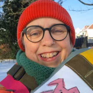 Schnee Taschen-Mittwoch mit ordentlich FARBE!
Ich hab ja echt ein sehr gespaltenes Verhältnis zu Schnee. 
Optisch schön aber zu kalt und zu glatt. 
Vor 3 Wochen hat es mich mit dem Fahrrad so richtig geschmissen. 
Seid dem gehe ich zu Fuß. 
Was mich, als "viel Fahrradfahrerin", nervt.
Wer von euch erkennt sich in dem Hund wieder, der nach Kaffee verlangt?
Also ich sehe morgens vor dem ersten Kaffee auf jeden Fall so aus 😂
So, jetzt viel Freude an Captain Knalltüte und seiner Crew 👋
#frischgenähtes #unikate #bagoftheweek #humorhilft #detailssindtoll