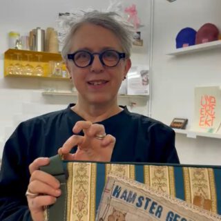 Taschen-Mittwoch!
Zeige euch heute einen Schwung neuer Reißverschluss Taschen. 
Allerdings kann ich nicht anders und muss euch unbedingt zum Schluss noch zwei praktische Taschen für die Arbeit zeigen. 
Ich finde sie einfach zu charmant!
Diese Shopper sind zwar oben eher offen, haben aber innen eine riesige Reißverschluss Innentasche. 
So, dass alles sicher ist, was sicher sein soll.
Jetzt wünsche ich euch einen flotten Mittwoch und freue mich darauf von euch zu hören. 
Beste Grüße aus der Werkstatt,  Marlitt 
#Taschen-Mittwoch #Upcyclingunikate ##bagoftheweek #detailssindtoll #humorhilft