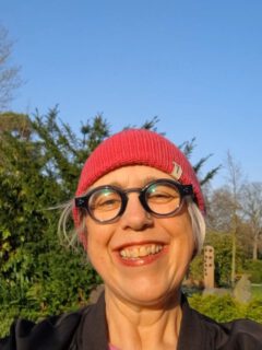 Tröööt,  Taschen-Mittwoch!
Heut war mein Ziel, der Taschen-Mittwoch soll leuchten.
 Ich finde, dass hat ganz gut geklappt.
Nochmal Reißverschlusstaschen mit Geschichten.
Pullineid, wer kennt es nicht! Du fühlst dich gut und sicher in deiner Klamotte, dann kommt diese eine Frau umme Ecke und du kannst nur noch verstohlen auf ihren Pulli starren 😂🤣😂 weil es einfach ein echt lässiger Style ist.
1x Ostsee mit doppelt Sonne, da mach ich mit! 
Freue mich jetzt schon auf meinen nächsten 
Fehmarn Urlaub. 
Kennt ihr das, mit den Freundinnen kichern bis die Füsse brennen???
Wunderbar!!!
Beste Grüße aus der Werkstatt,  Marlitt 
#Taschen-Mittwoch #upcyclingtaschen #detailssindtoll #humorhilft #bagoftheweek