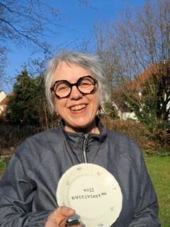 Jetzt isses raus.....
Geschenke für Mutti und Vatti habm wa uns überlegt.
Einfach so, weil sie es sich verdient haben!
Weil sie so muttiviert und vattiviert durchs Leben laufen, immer mit dem Ziel, der Brut soll es gut gehen.

Inga und ich sind ja auch sone Muttivierten 😂

Vattiviert beschreibt übrigens den Zustand zwischen wattiert/motiviert/verwirrt. 
Hab ich mir so charmant ausgedacht 😁❤️

Bestellungen nehmen wir ab sofort entgegen!!!!!!!!

Die 'voll muttiviert' Teller
 inkl. Infos, Preis, etc, bestellt ihr per DM bei @rebella_koeln
Inga hat eine bezaubernde Auswahl an Tellern, die sie euch per Fotos gerne zeigt. 
Alle Teller haben einen Aufhänger um sie an die Wand oder wie auf dem Video, um den Hals zu hängen 😂

Die Kissen bestellt ihr per DM bei @marlittgrigat 

Ihr dürft euch Farben wünschen und mir gerne ein Bild von Mutti/Vatti schicken, dann orientiere ich mich beim Sticken daran. 
Beschreibung von Frisur, Brille, Bart, Ohringe etc. gehen auch.
Infos zu Größe,  Preis etc, gibt es per DM.

Kleiner Reminder: 10.Mai ist Muttertag
  14.Mai ist Vatertag

#geschenke #detailssindtoll 
#weisheitenamtellerrand #humorhilft

Unbezahlte Werbung durch Namensnennung.