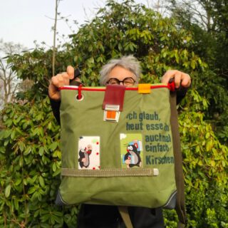 Taschen-Mittwoch mit dem kleinen Maulwurf.
Bei mir sind einige Stoffreste mit dem kleinen Maulwurf gelandet.
Hab mal was draus gemacht.....
Diesmal sind die Taschen dezenter gehalten und nur eine Tasche mit Text versehen.
Bei den anderen spricht der Maulwurf für sich 🧡
Alle Taschen sind aus Stoffresten, gewachster Baumwolle und Echt Lederecken (Sofaleder)
Ich finde sie voll Frühling 💚

#frischgenähtes
#unikate #bagoftheweek #taschenunikate #frühling