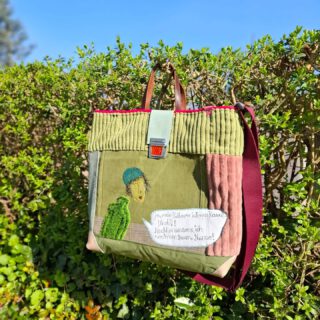 Die Tasche zum Donnerstag. 
Und hopp,  sie zieht nach Süddeutschland!
Frau im Pullover aus Rasen.
Sie trägt ihn võllig unbeirrt.
Nachher umarmt sie noch einen Baum.
Nur so, weil sie es kann.
Ich gehe später in die Eilenriede und umarme auch einfach mal Bäume.
Nur so, weil ich es kann.

Klassischer Shopper. Kannste mit einkaufen gehen oder fürre Arbeit nutzen. 
Große Reißverschlusstasche innen. 

#frischgenähtes #upcyclingunikate #bagofinstagram 
#humorhilft #detailssindtoll