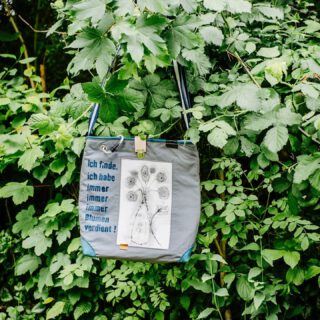 Juchuh, Taschen-Mittwoch! 
Stimmt! Ich finde auch, ich habe auch immer, immer, immer Blumen verdient 😂🤣😂
Wer noch????
Da sind sie, die neuen Taschen für diesen Mittwoch ❤️
Wie immer bin ich gespannt wie ein Flitzebogen was ihr dazu sagt.

Die Fotos kommen dieses Mal von @lichtemomente.
Seit 10 Jahren arbeiten wir nun 2x im Jahr zusammen. Es ist so spannend und vertraut gleichzeitig. 
Das macht es so besonders. 
Danke Wiebke, dass du mit mir dem Wetter trotzt und meine Taschen auch bei Regen leuchten lässt.
#taschenunikate #Upcyclingunikate
#detailssindtoll
#bagoftheday 
#nordlicht