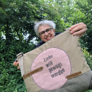 Statement Taschen-Mittwoch 🩷
Heute gibt es mal etwas dezentere Taschen.
Eher leise aber mit Ansage 😂
Liebe will gewagt werden ❤️
Bei Fragen zu den Taschen, schreibt mir gerne eine DM. 
Frische Grüße aus der Werkstatt, Marlitt