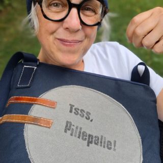 1,2,3....#Taschen-Mittwoch 
Hallo Juli Taschen.
Pillepalle ist doch wohl ein ganz wunderbares Wort!
Wieder etwas dezentere Modelle mit Botschaft.
Sie gefallen mir so gut 😇
Von welchem Ort träumt ihr?
Vielleicht habt ihr ja Ideen welche "Ich träum von...."
Taschen ich noch so machen könnnte.
Ich freue mich auf eure Rückmeldungen. 
Habt es schön und frische Grüße aus der Werkstatt, 
Marlitt
#taschenunikate #urlaub #träume #bagoftheweek