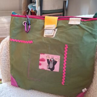 Tröööt!
Es gibt mal wieder Maulwurf!
3 farbenfrohe Modelle aus wasserabweisendem Oilskin. 
Beste Marlittgrüße aus der Werkstatt 
#frischgenähtes #taschenunikate #detailssindtoll #taschedestages