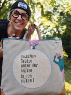 Hihihi, Taschen-Mittwoch!
Heute für euch eine echte "schönes Wetter" Auswahl!
Das mit der Grütze unter der Mütze finde ich ja generell eine gute Idee.
Habt ordentlich Spass beim durchblättern, freut euch über die neuen Modelle und nehmt sie ruhig mit in den Tag.
Falls eine euer Herz berührt,  lasst es mich wissen.
Ich freu mich doch immer so darüber!
Benötigt ihr mehr Infos zu einem der Schätzchen, meldet euch einfach per DM/PN.
Beste Grüße aus der Werkstatt,  Marlitt