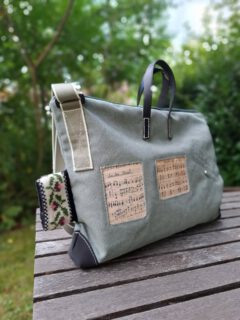Heute hat ein wundervolles Erinnerungsstück meine Werkstatt verlassen.
Die Kundin wünschte sich einen kleinen Weekender mit Erbstücken der Mama.
Sie brachte mir Noten ihrer Mutter, deren Lieblingsstrickjacke 🩷 und ein Gedicht, dass die Mutter sehr geschätzt hat.
Mich haben besonders die handschriftlichen Noten mit Notizen zum Lied sehr fasziniert.
Wie liebevoll kõnnen handgeschriebene Texte aussehen.
Die Kundin suchte sich 3 Lieder aus, die ihre Mama oft gesungen und gespielt hat.
Die Notenblätter kopierten wir um die Originale zu erhalten.
In der Gestaltung hatte ich freien Spielraum.
Dies Vertrauen der Kundinnen ehrt mich jedesmal sehr!
Bei der Abholung gab es ein freudiges Gesicht und auch ein kleines Tränchen der Rührung.
So darf es sein ❤️
DANKE für diesen schönen Auftrag!
#Erinnerungsstück #auftragsarbeit #taschenmitgeschichten #liebe