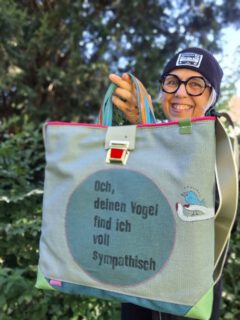 Yes! Taschen-Mittwoch!
"Du hast doch 'n Vogel!" hör ich öfter.
Stimmt!
Aber den finde ich voll sympathisch ❤️
Ich mag das, wenn Menschen so 'nen kleinen Vogel und liebenswerte Spezialmacken haben.
Menschen mit Stock im Hintern stressen mich.
Wie geht es euch mit Kontrolletis und Perfektionisten?
So schwarz/weiß Denker.
Mannometer, es gibt so wunderbare Grautöne dazwischen....
Lasst sie uns nutzen.
Beste Grüße aus der Werkstatt, Marlitt