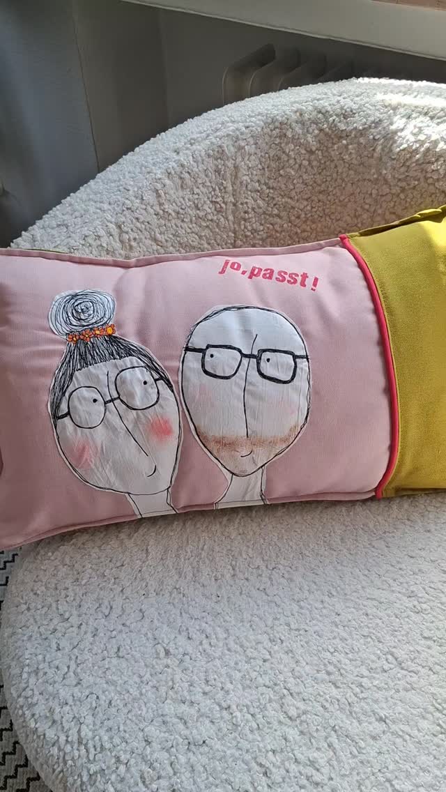 Eigentlich wäre ja heute Taschen-Mittwoch gewesen.... 
Aber Whoohoo!
 Tausend Dank ❤️
Ich liebe solche Aufträge! 
Ein Kissen zur Hochzeit von Katharina und Christian.
Super Idee von Tante Gaby !
Natürlich habe ich auch viele gute Wünsche für ihre Ehe mit eingenäht.
Ein Gruß geht raus nach Münster.
#frischgenähtes #unikate #kissen #kissenliebe #auftragsarbeit #geschenk #hochzeit  #liebe