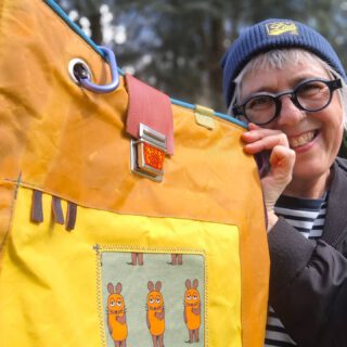 Taschen-Mittwoch mit Maus und Maulwurf. 
Mit ordentlich FARBE. 
Wünsche euch ein Funkeln in den Augen und Sound in den Ohren wenn ihr sie anschaut.
Alle Taschen haben eine große Reißverschlusstasche innen!
Sie sind leicht, luftig und konfortabel. 
A4 passt locker rein und dazu noch Brotdose und Wasserpülli.
Bei Fragen schickt ihr einfach eine DM an mich.
Beste Grüße aus der Werkstatt,  Marlitt 

#frischgenähtes #taschenunikate #bagoftheweek #detailssindtoll #humorhilft