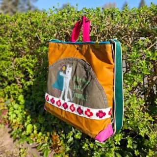 Ein kleiner Gruß zum Mittwoch 😃 👋 🧡
Mit einem leuchtenden Freunde Shopper.

Nächste Woche gibt es wieder einen Taschen-Mittwoch!

Bis dahin habe ich neue Taschen entworfen und genäht. 
Ihr wünscht euch individuelle Taschen mit Herz und Humor....
Bekommt ihr bei mir!
Aber, dass braucht halt alles auch seine Zeit.
Ich weiß, ihr seid geduldig.
Den Stress mache ich mir gerne selbst um mich dann über mich zu ärgern, dass ich mir Stress mache. 😂🤦‍♀️
Kennt ihr das?

Habt einen sonnigen Tag und freut euch auf nächsten Mittwoch.

#frischgenähtes #taschenunikate #Upcyclingunikate 
#humorhilft