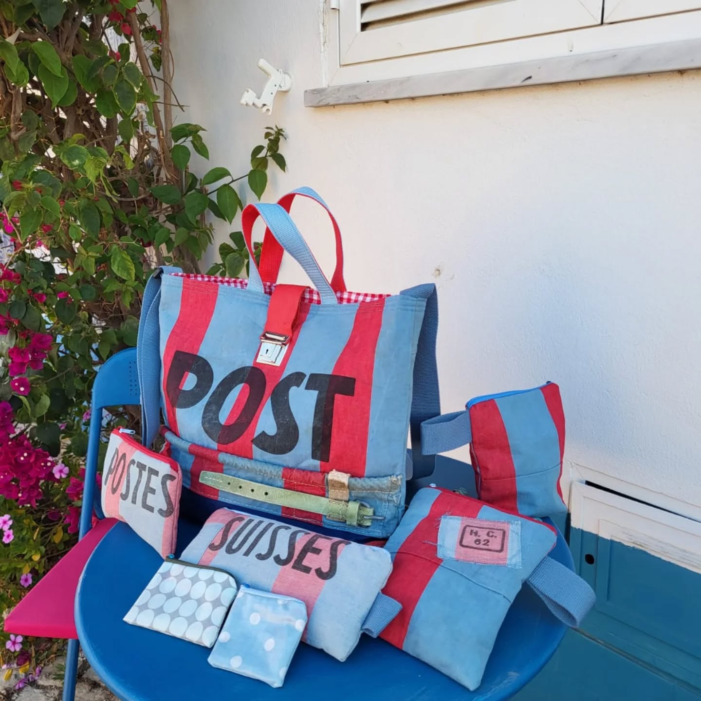 Juchuh! Heute hat ein Hammer Auftrag seine Besitzerin in Portugal erreicht. 
Weite Reise!
Ein Postsack aus der Schweiz der,
 als Flohmarktfund, bei Jutta in Potrugal gelandet ist,
wurde von Jutta in meine Werkstatt nach Stadthagen geschickt. 
Der Auftrag: Eine Bürotasche bitte und noch was Kleines von den Resten.
Habe ich gemacht!
Dann ist er wieder verreist. 
Zurück nach Portugal. 
Ahhhhh, ich liebe solche Geschichten 🧡🧡🧡🧡🧡!
Tausend Dank an @flyingirlphoto für diesen Auftrag😘
Gerne wieder!
#frischgenähtes #upcycling #unikate #taschenunikate #bagoftheday