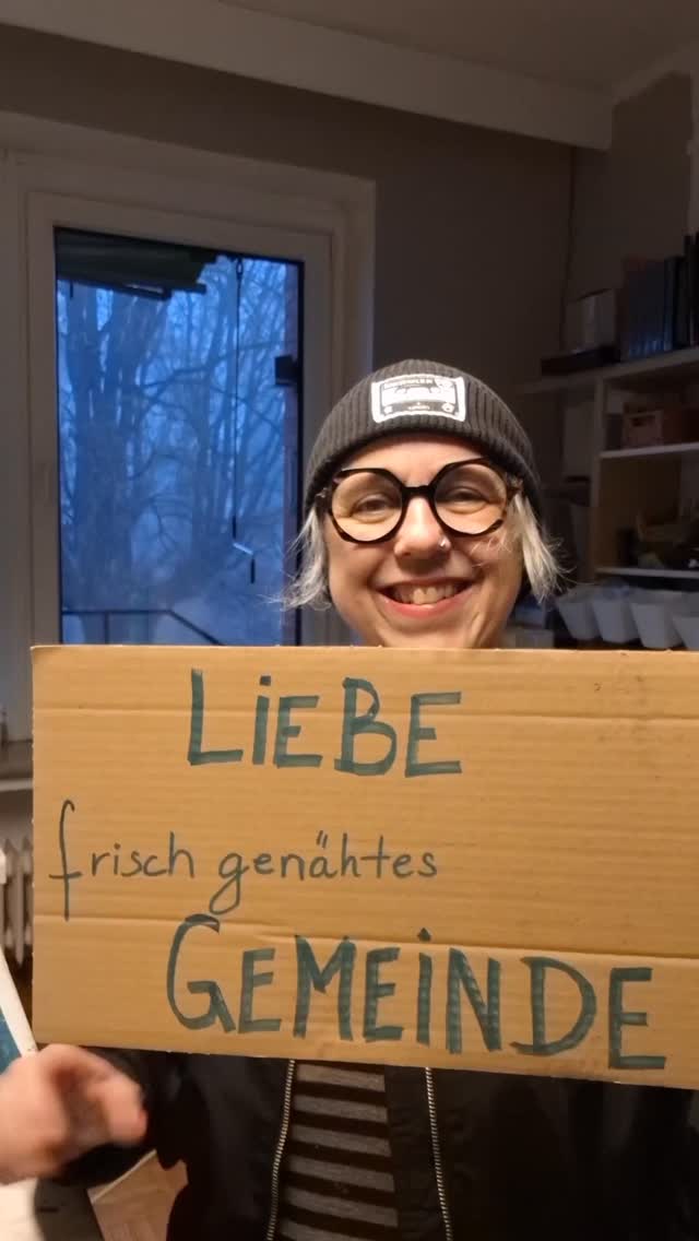 DANKE 2025 !!!!
Es war ein tolles Jahr!!!!!!
Ich hatte viele Ideen und konnte sie umsetzen! 
Ein Jahr mit viel Arbeit aber auch 
voller charmanter Begegnungen auf den Veranstaltungen.
Es ist mir ein Fest euch an meinem Stand schmunzeln zu sehen und lachen zu hören!
Danke für eure guten Rückmeldungen und eure Begeisterung hier auf Instagram ❤️
Der Taschen-Mittwoch wird 2026 weiter gehen ✌️
Kommt geschmeidig ins neue Jahr und bleibt munter.
Ich freue mich auf 2026 
#frischgenähtes #unikat #detailssindtoll #humorhilft danke