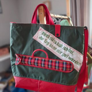 Whoohoo 
Hahaha
Noch jemand Bedarf an Flötentönen???
Dies Schätzchen gibt es Samstag und Sonntag beim Claus-Markt in Mönchengladbach. 
Es sei denn, jemand von euch schnappt sie sich vorab schon 😃

#frischgenähtes #upcyclingunikate #bagoftheday 
#detailssindtoll #humorhilft #blockflöte #mönchengladbach
@gretaundclaus